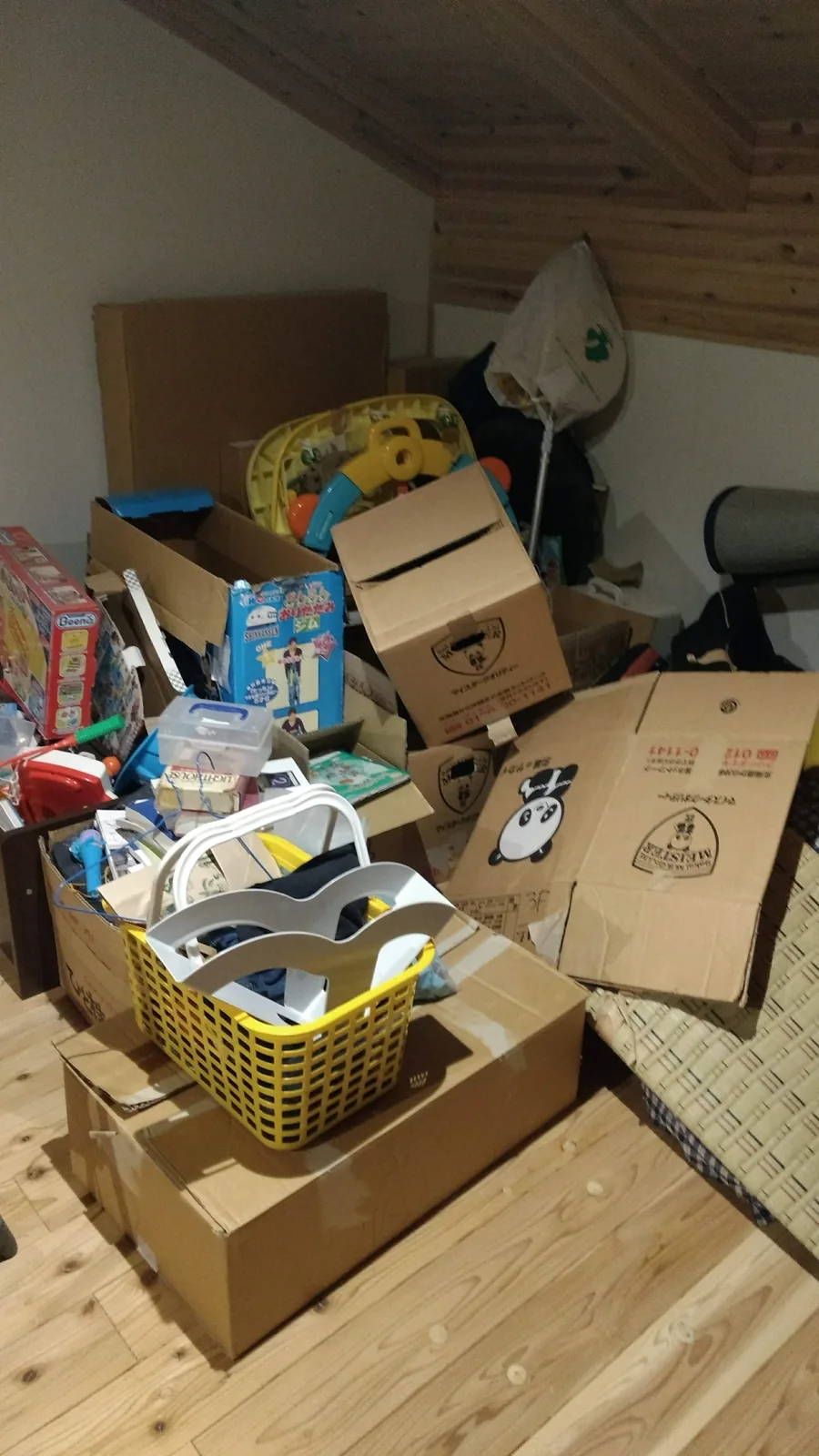 梱包した荷物を積み込む現場
